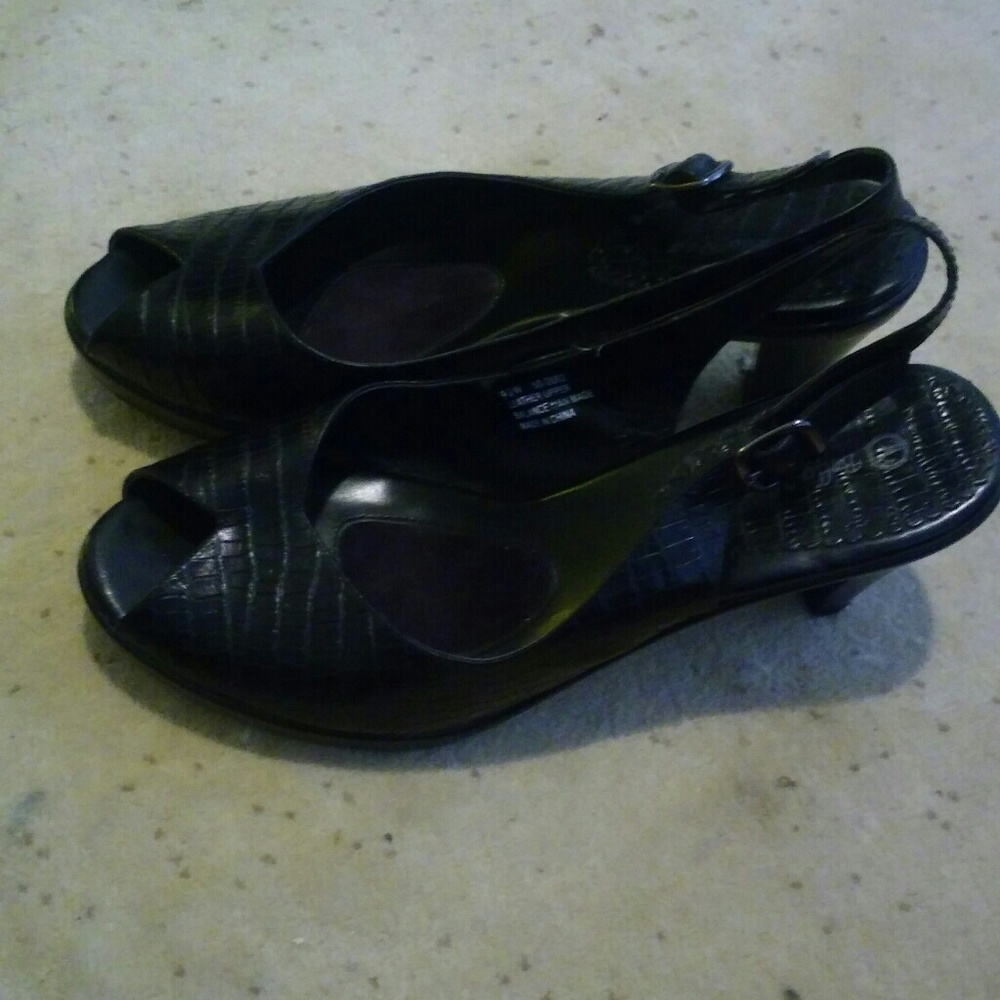 Shoes - Picture 2 of 4